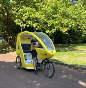 le poussalire est un cyclo-taxi jaune dans lequel on peut écouter des histoires